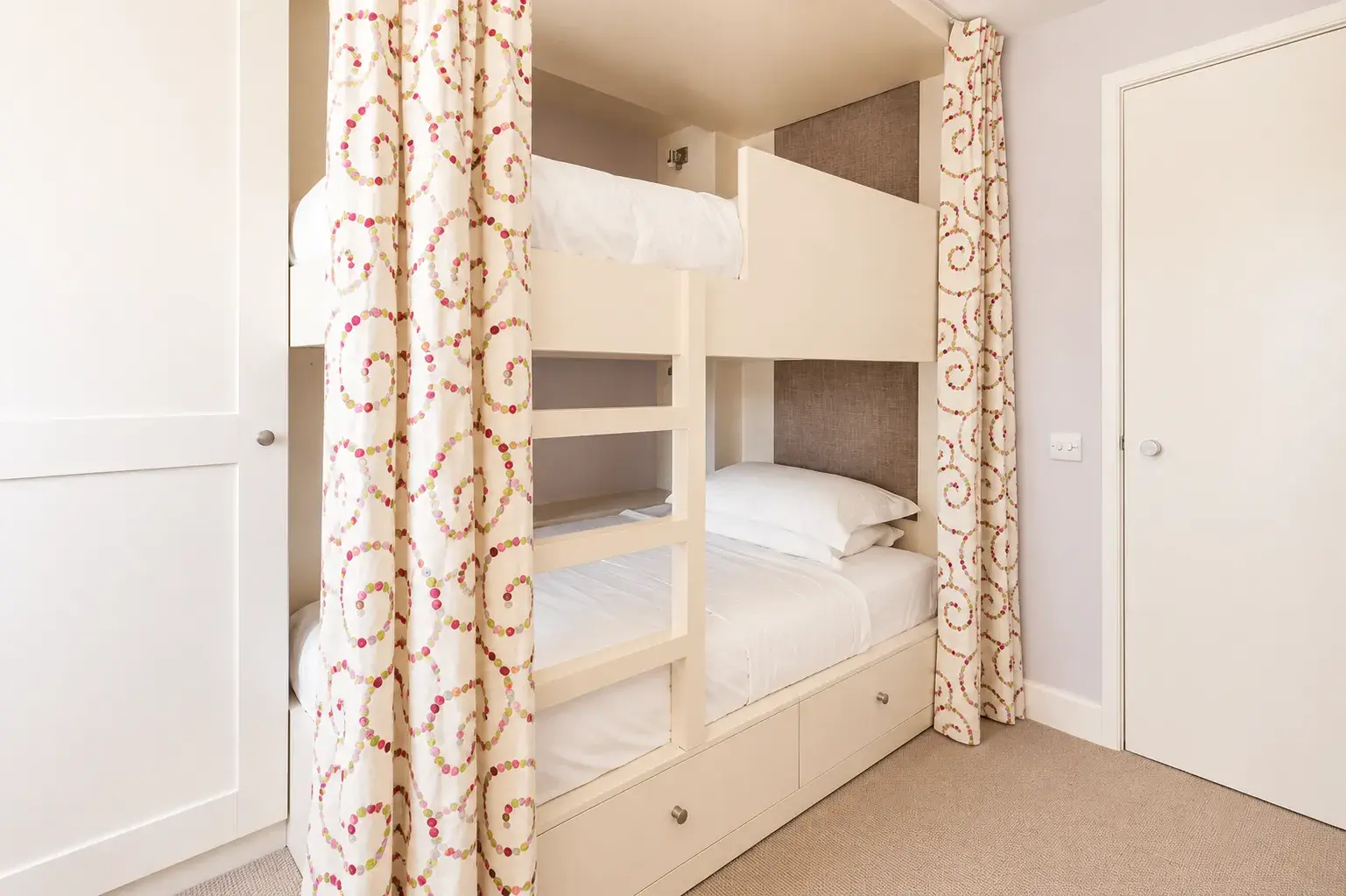 Campden Hill Gardens II, holiday home in Notting Hill, London